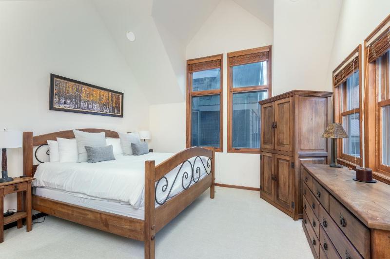 South Pacific Townhouse by Exceptional Stays - image 11