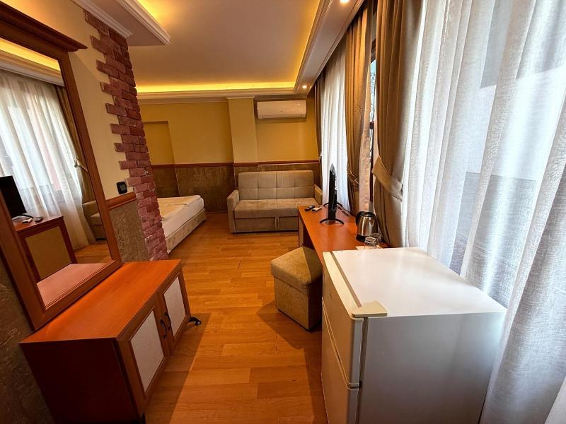 California Hotel - image 12