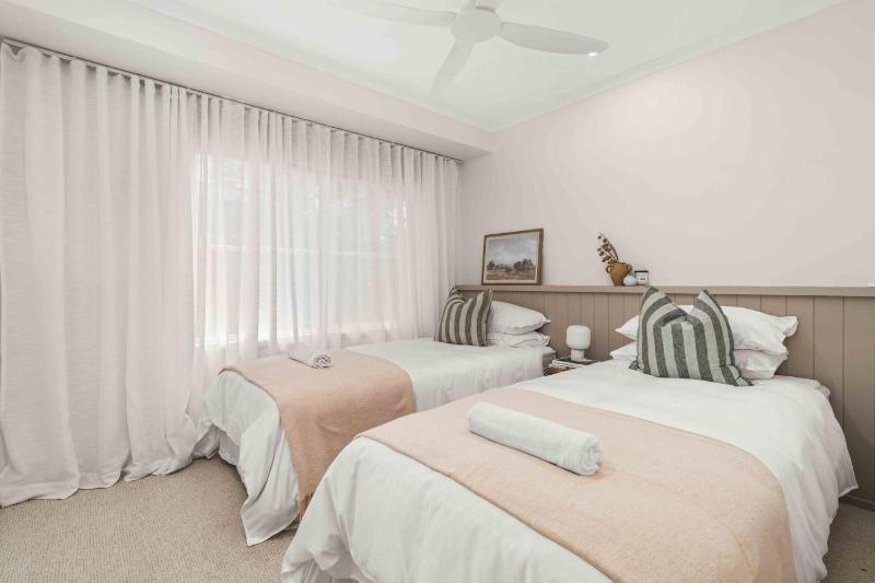 4 Bedrooms Spacious Backyard Fireplace Walk to Beach - February treat - Book 3 nights pay for only 2 - image 5