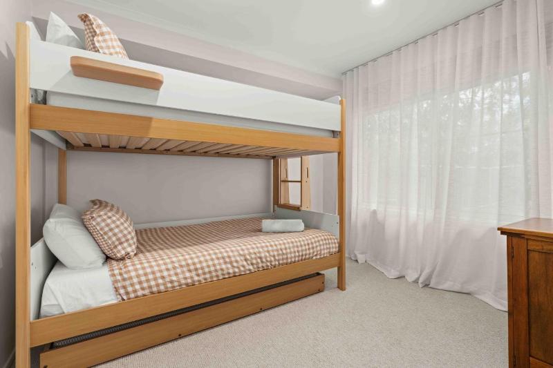 4 Bedrooms Spacious Backyard Fireplace Walk to Beach - February treat - Book 3 nights pay for only 2 - image 12
