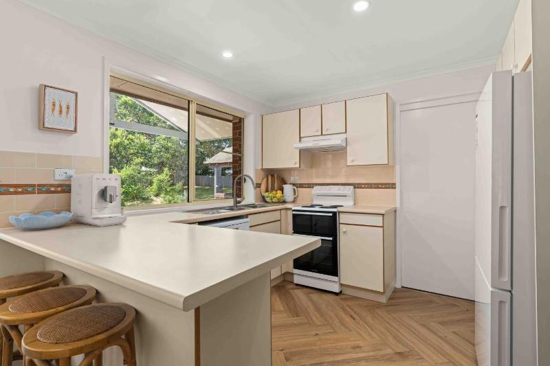 4 Bedrooms Spacious Backyard Fireplace Walk to Beach - February treat - Book 3 nights pay for only 2 - image 6