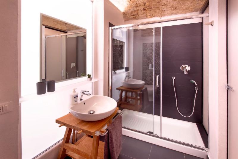 Large Double Room image 1