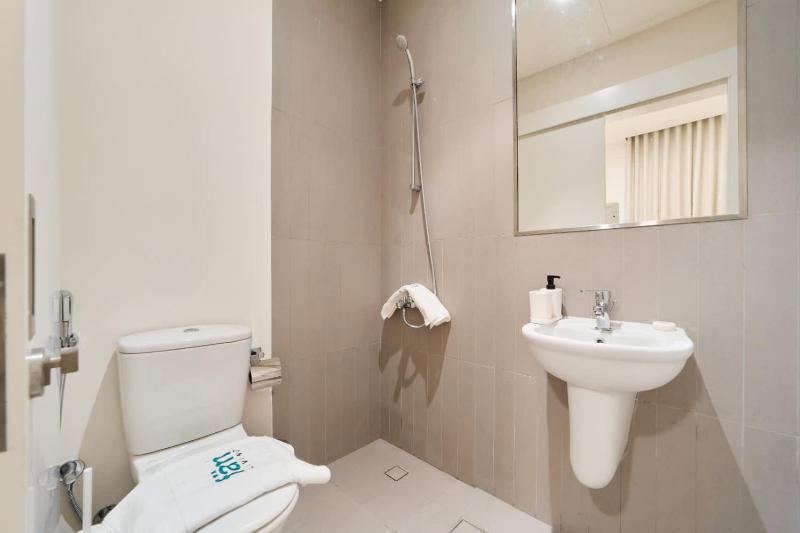 Spacious 2BR Plus Maids Sea View Apartment in Al Zorah - image 37
