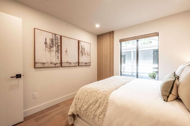 Modern 2BR 1BA with AC in the Heart of Aspen! - image 10