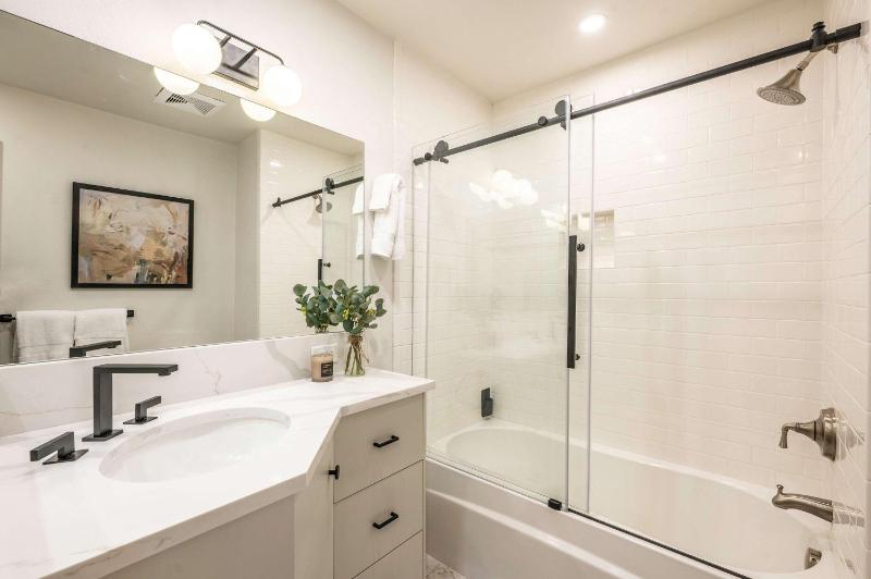 Modern 2BR 1BA with AC in the Heart of Aspen! - image 27