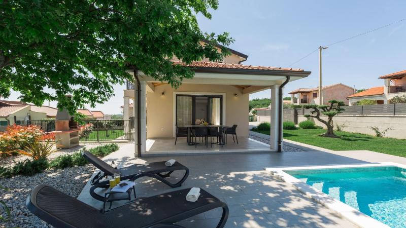 Beautiful villa Stefany with pool in Porec - image 4