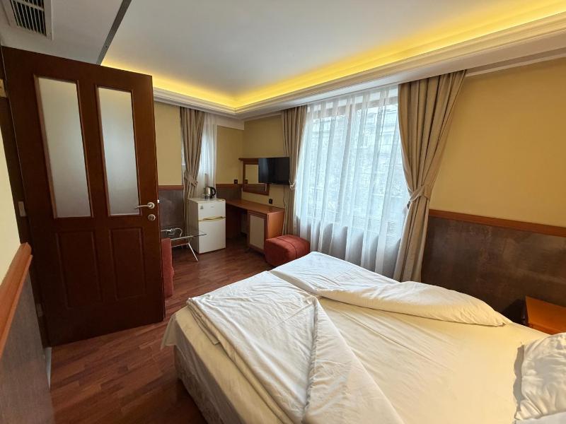 California Hotel - image 10