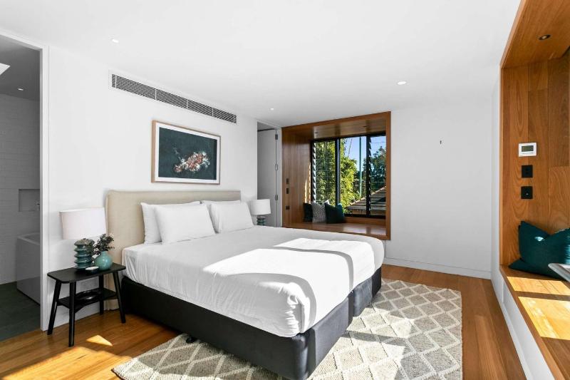 Impeccable 3-Bed Home Near the Beach - image 9