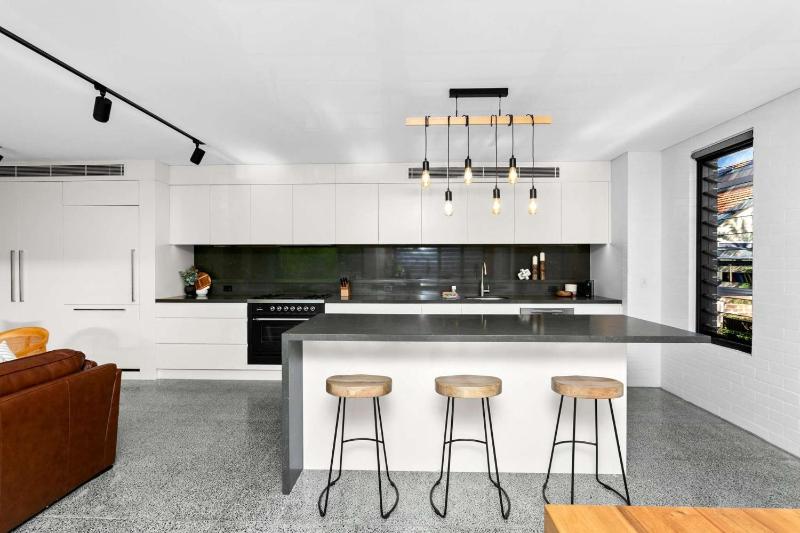 Impeccable 3-Bed Home Near the Beach - image 4