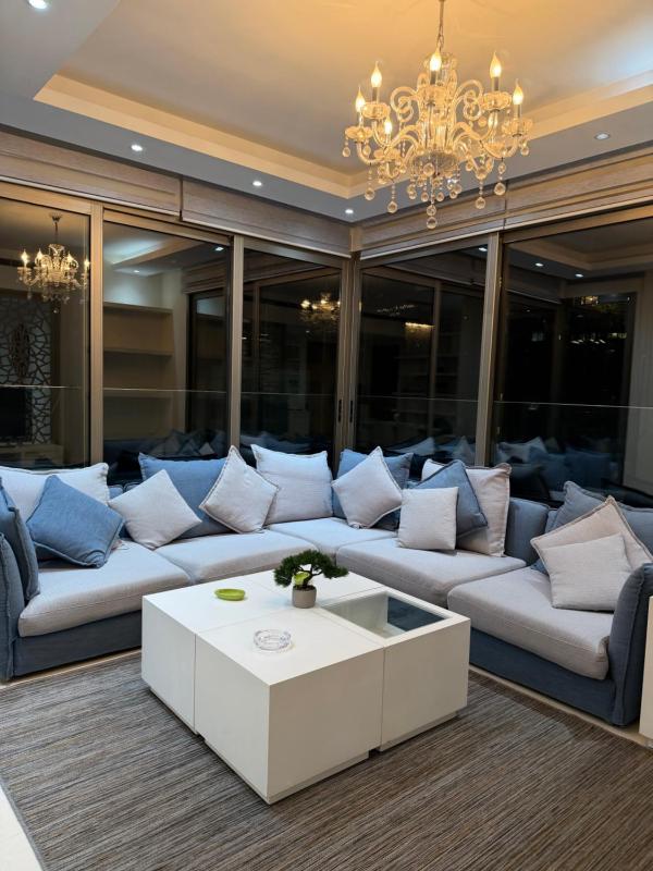 2BR Van Dyck Apartment with Stunning Sea View - image 1