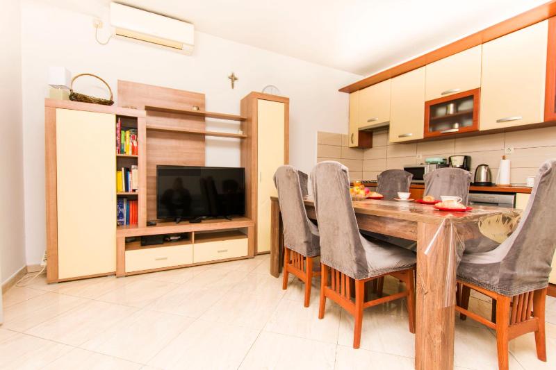 House Tina - image 8