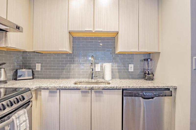 Midtown 2BR Fully Furnished Apartment near Emory apts - image 2