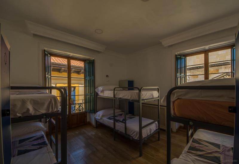 Bed in 6-Bed Mixed Dormitory Room image 4