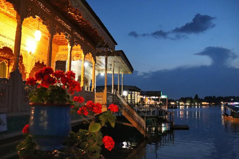 Chicago Group of Houseboats - image 7