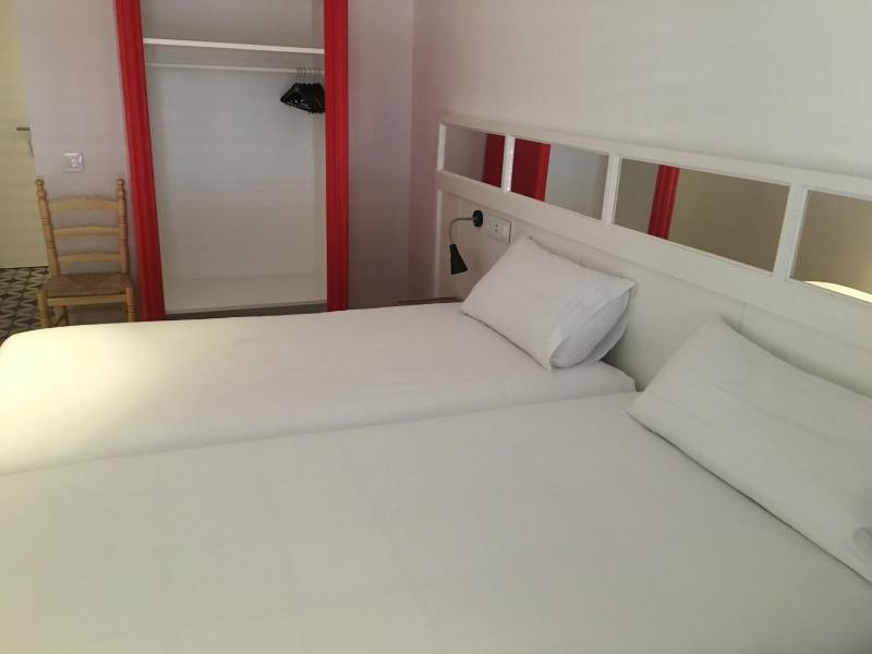 Twin Room with Balcony image 3