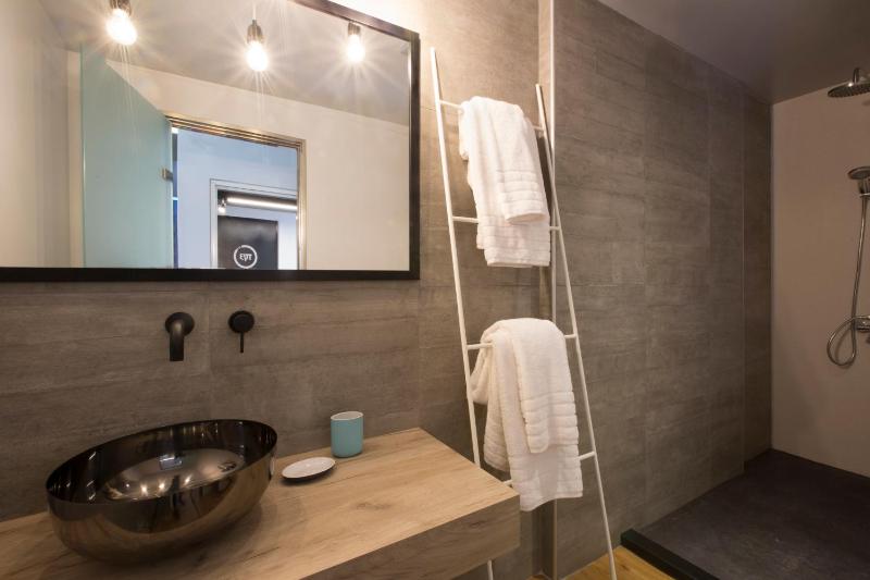 Deluxe Double Room image 3