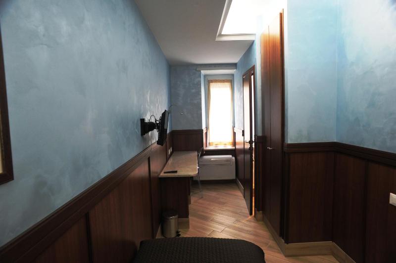 Single Room image 3