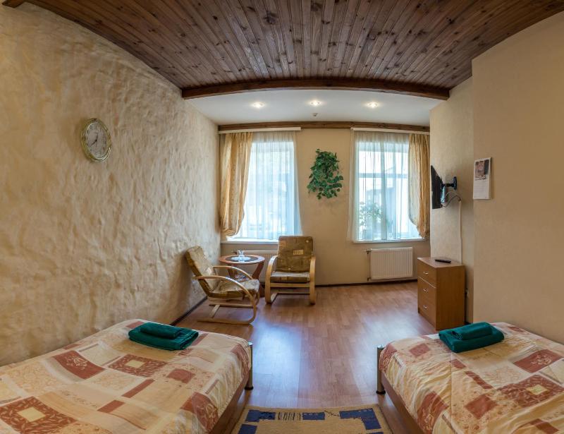 Twin Room image 4