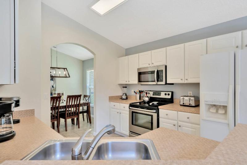 Spacious 5BR 4BA Pool & Spa Villa in Emerald Island Resort - image 12