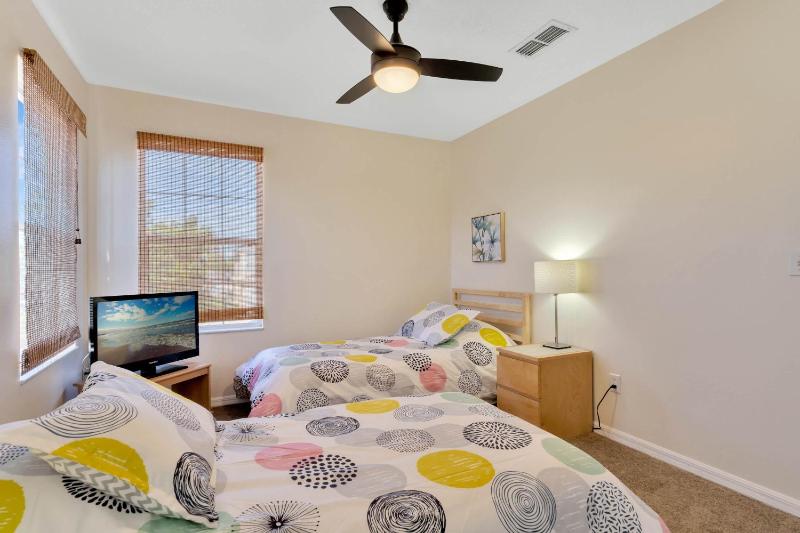 Spacious 5BR 4BA Pool & Spa Villa in Emerald Island Resort - image 13