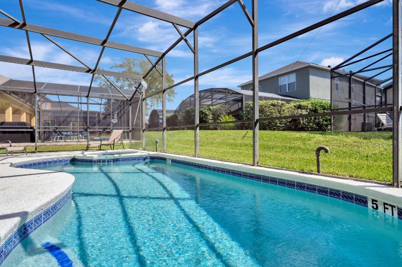 Spacious 5BR 4BA Pool & Spa Villa in Emerald Island Resort - image 8
