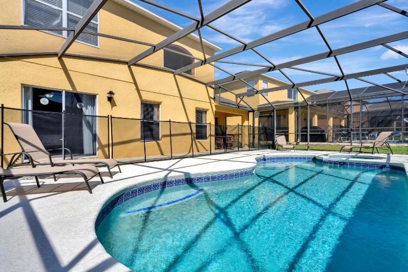 Spacious 5BR 4BA Pool & Spa Villa in Emerald Island Resort - image 20