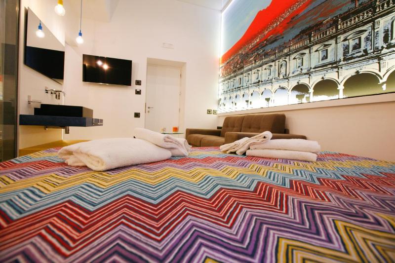 Superior King Room image 3