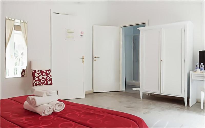 Twin/Double room with Private Bathroom image 4