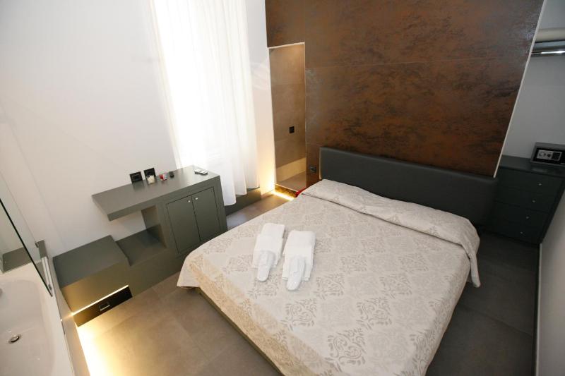 Small Double Room image 3