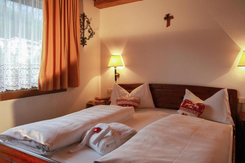 One-Bedroom Apartment image 4