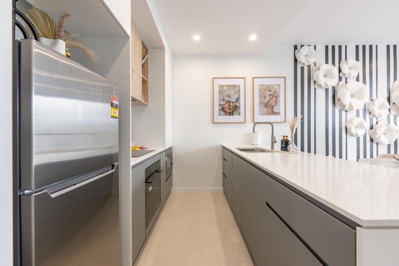 Chic 1BR with Pool Near Canberra Hospital n Mall - image 2