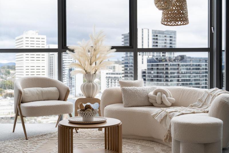 Chic 1BR with Pool Near Canberra Hospital n Mall - image 3