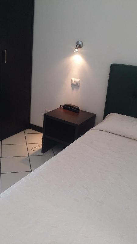 Single Room image 3