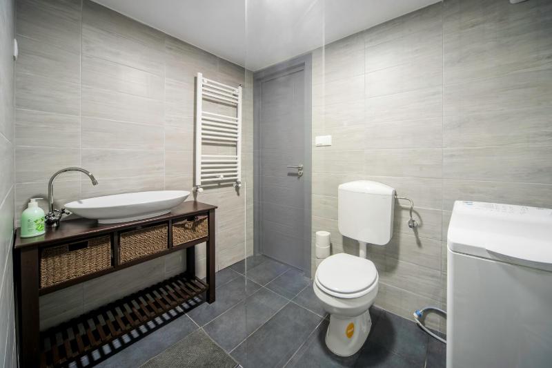 Akacfa 2 bedroom center apartment - image 9