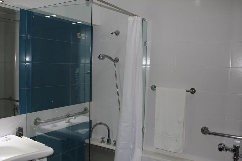 Twin Room image 3