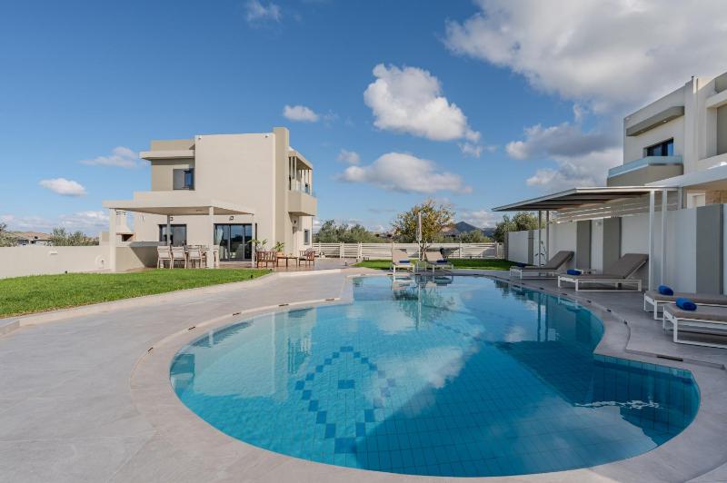 Dina Villa - image 3