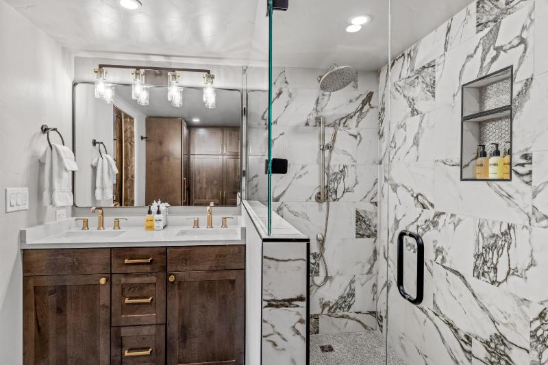 Bear Claw 402 - Premier Ski-in Ski-out & Winter Shuttle! Renovated 2025! - image 21