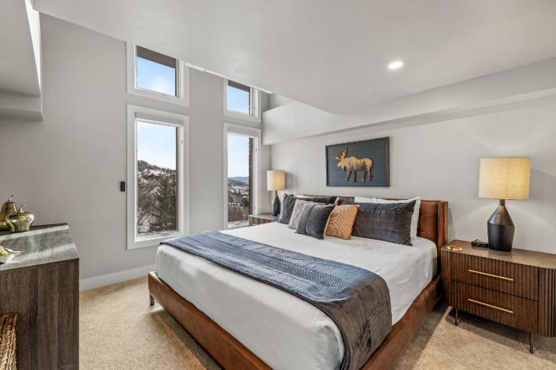 Bear Claw 402 - Premier Ski-in Ski-out & Winter Shuttle! Renovated 2025! - image 8