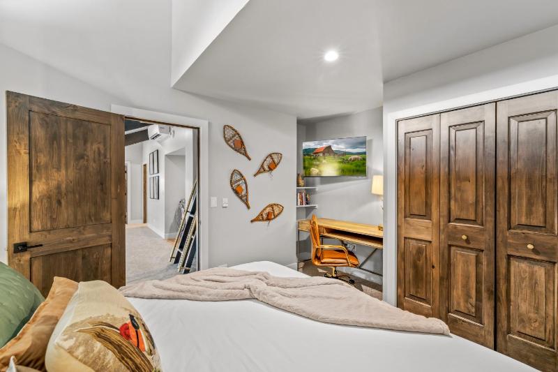 Bear Claw 402 - Premier Ski-in Ski-out & Winter Shuttle! Renovated 2025! - image 24