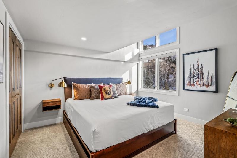 Bear Claw 402 - Premier Ski-in Ski-out & Winter Shuttle! Renovated 2025! - image 28