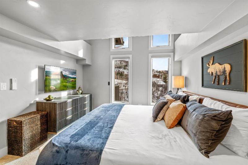 Bear Claw 402 - Premier Ski-in Ski-out & Winter Shuttle! Renovated 2025! - image 27