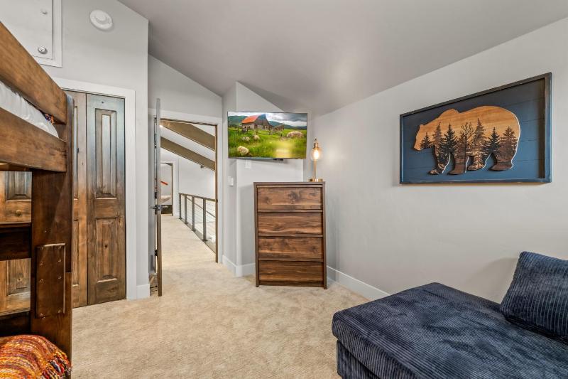 Bear Claw 402 - Premier Ski-in Ski-out & Winter Shuttle! Renovated 2025! - image 11