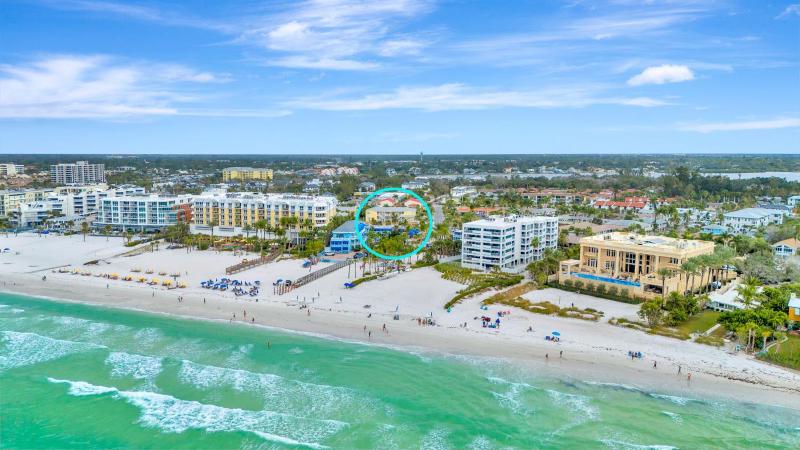 2BR Beach Club – Beach Heated Pool & Hot Tub - image 1