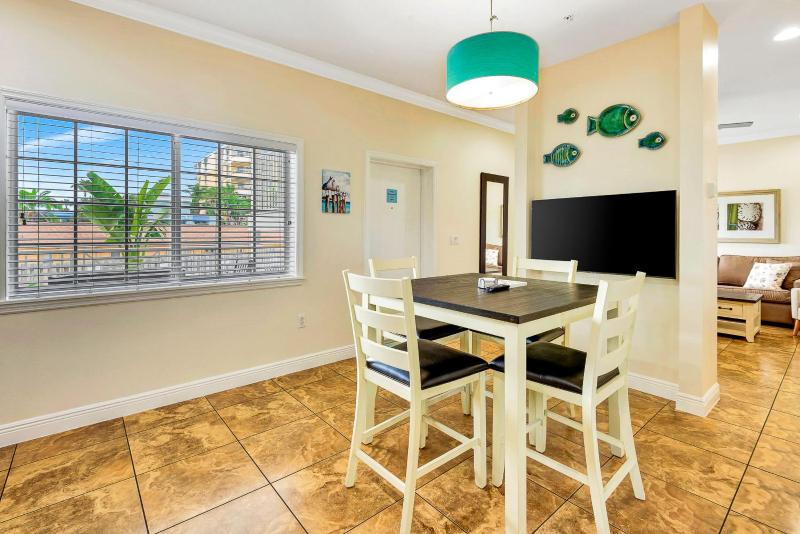 2BR Beach Club – Beach Heated Pool & Hot Tub - image 27