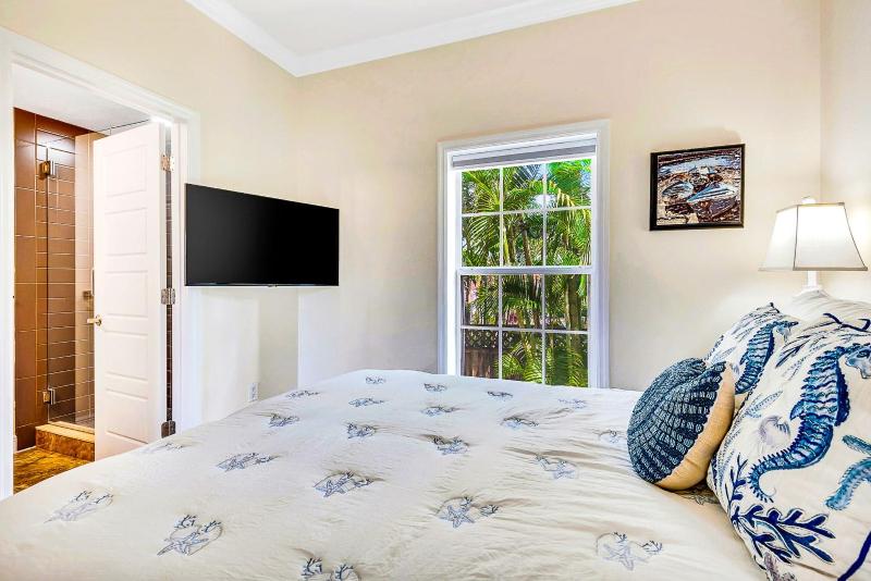 2BR Beach Club – Beach Heated Pool & Hot Tub - image 13