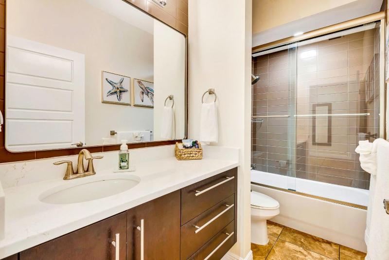 2BR Beach Club – Beach Heated Pool & Hot Tub - image 25