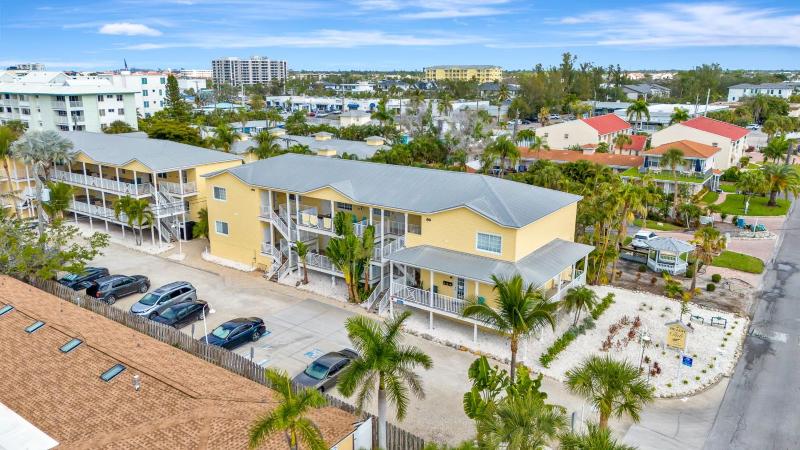 2BR Beach Club – Beach Heated Pool & Hot Tub - image 6