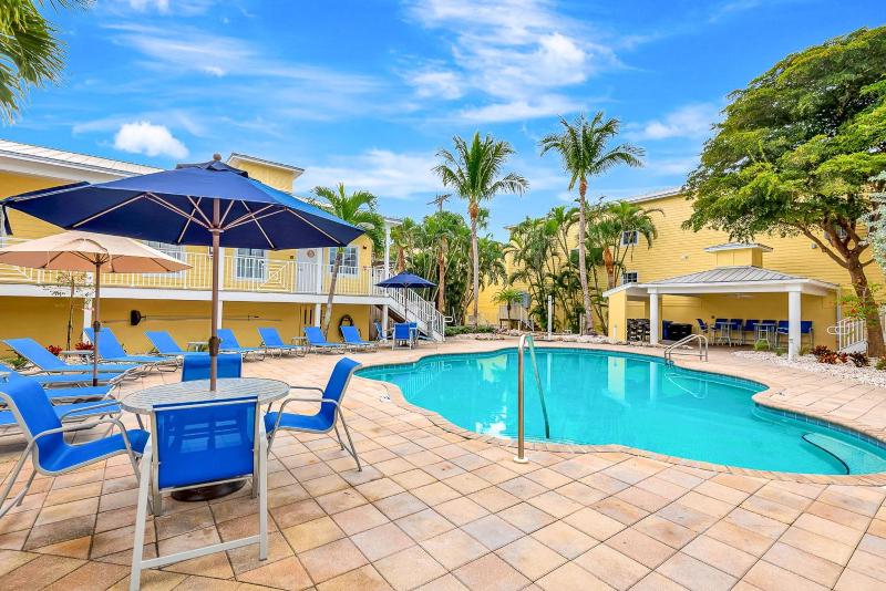 2BR Beach Club – Heated Pool Hot Tub & Beach - image 6