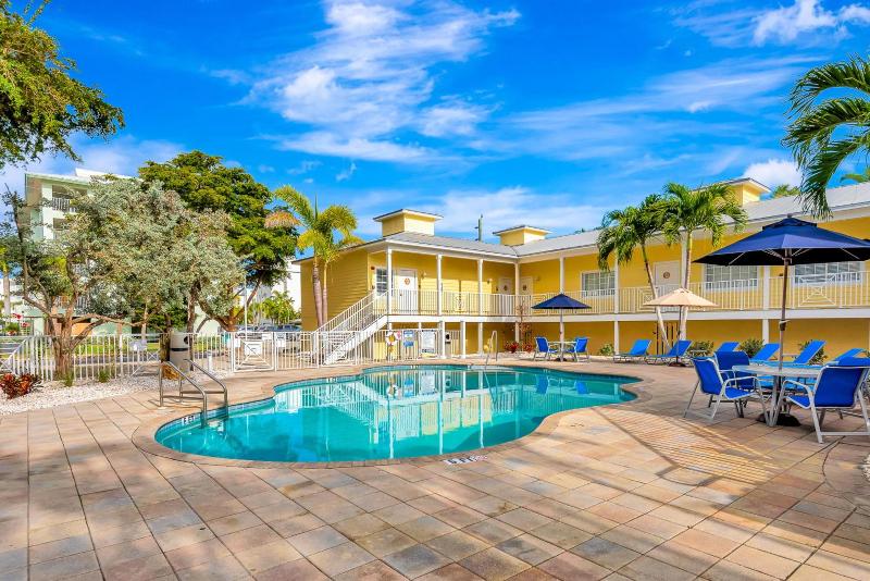 2BR Beach Club – Heated Pool Hot Tub & Beach - image 17