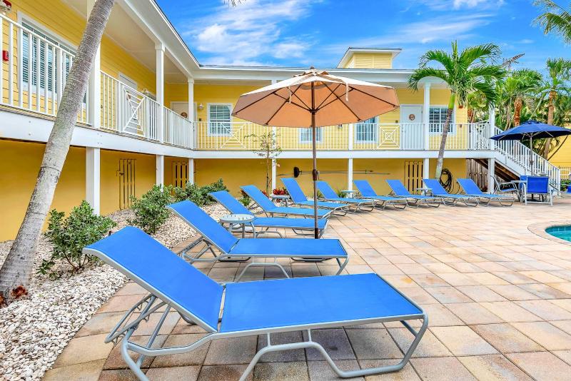 2BR Beach Club – Heated Pool Hot Tub & Beach - image 12